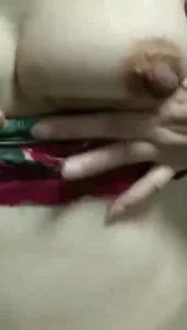 给大家欣赏一下55岁熟女大妈的身材，大妈的黑逼好大逼毛很多
